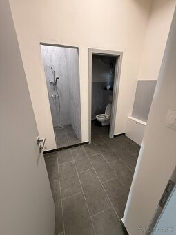 Skladový priestor 261 m² s kanceláriami - Strop 5,1m Komárno - 11