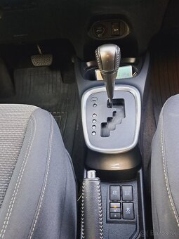 Toyota Yaris HYBRID Automat - 11