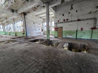 Priemyselná budova vo veľkom stráženom areáli - 11