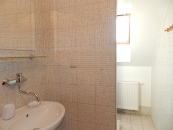 Penzión so samostatným obchodným priestorom vo Veľkom Mederi - 11