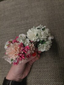 Ruze, umelé kvety, Nezabudky, výzdoba na svadbu/stolicky - 11