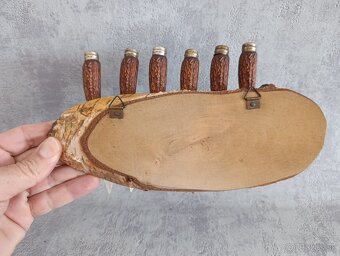 6 x malé nožíky v řadě na dřevéné podložce z břízy. - 11