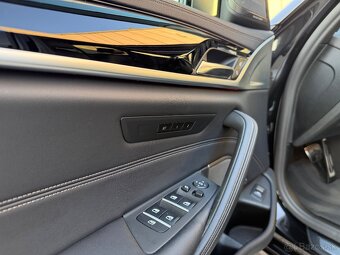 BMW M550i Xdrive 4.4 V8 Twin-turbo 390kw FL v ZÁRUKE - 11
