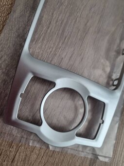 RAMIK NA STREDOVY PANEL AUDI Q7 AUDI A6 C6 - 11