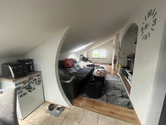 Rodinný dom s bazénom, altánkom, jazierkom, pozemok 617 m2, - 11