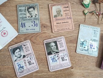 RETRO uniformy ČSAD s visačkami a odznakmi-nález z pody - 11