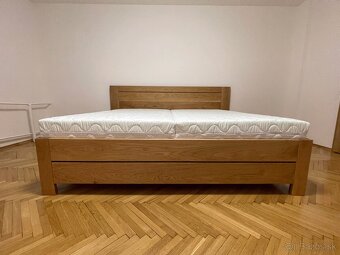 Dubová posteľ z masívu - úložný priestor, nočné stolíky - 11