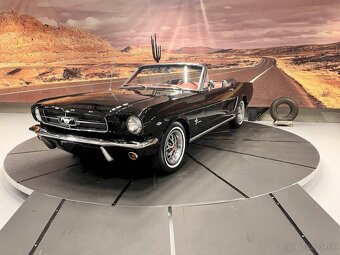 Ford Mustang Convertible - 11