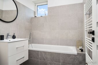 Štýlový 3-izbový byt so zariadením, loggiou a balkónom - 11