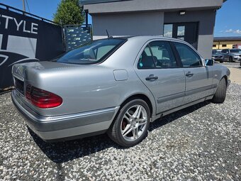 Mercedes-Benz E trieda Sedan - 11