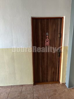 REZERVOVANÝ - NA PREDAJ VEĽKÝ ZREKONŠTRUOVANÝ 2-IZBOVÝ BYT V - 11