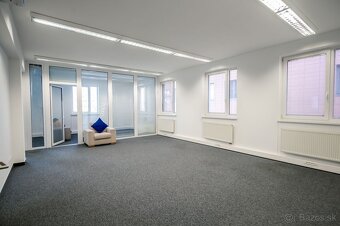 Reprezentatívna polyfunkčná budova so skladom a parkovaním v - 11