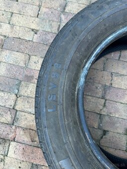 Predám 2 ks pneumatík 205/65 R16C a disk Vivaro, Trafic - 11