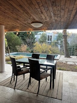 Garsónka v mestskej vile s komunitnou záhradou a s bazénom - 11