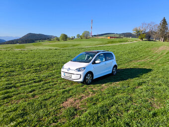 Elektromobil VW e-Up - panoramaticke stresne okno - TOP STAV - 11