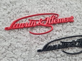 Nápis Laurin Klement , chrom, zlatý, červený, čierny - 11
