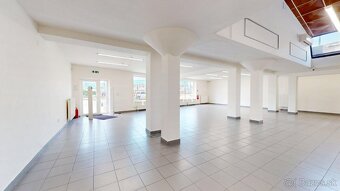 280 m2 na frekventovanom mieste s parkovaním - 11