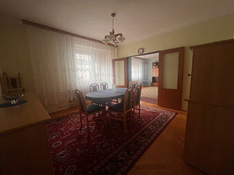 Dvojgeneračný rodinný dom blízko centra mesta. - 11