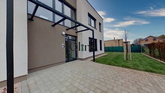 NA PRENÁJOM PRIESTOR S TERASOU  A S VYHRADENÝM PARKOVANÍM V  - 11