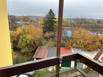 Priestranný trojizbový byt s balkónom – Lučenec - 11