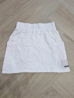 NOVE Guess logovany kremovy crop top, sukna, smotanova sukna - 11
