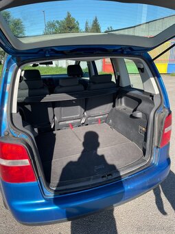 Volkswagen Touran 1.6 FSI - 11