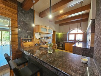 Výnimočný RD s krásnou záhradou a dvojgarážou – Chynorany - 11