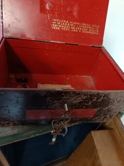 Starozitny trezor na podstavci z roku 1905, starozitnost - 11