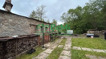 Čarovný pozemok s múrmi pôvodného domu, Sebedín - 11