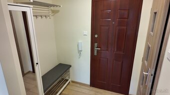 Krásne prerobená garzónka so zariadením - 11
