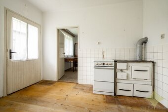 Predáme slnečný rodinný dom v tichej lokalite Lovča - 11