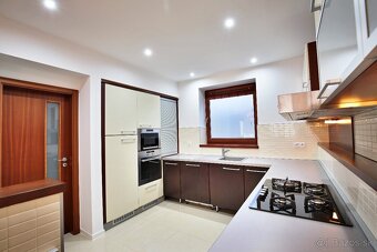 8-izbový rodinný dom v centre Malinova - 11