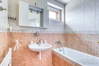 5-izbový rodinný dom s dvomi garážami v obci Špačince - 11