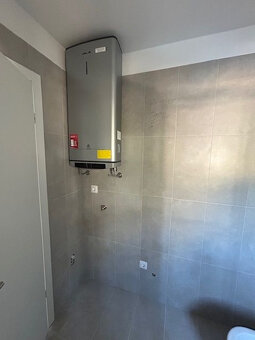 3 izb. Chorvátsko, Makarska, 65m2, terasa, garážové miesto v - 11