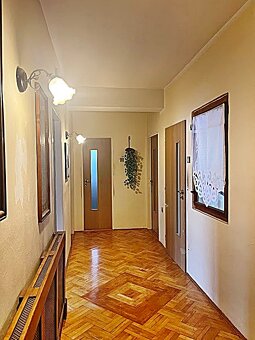 Rodinný dom (2 bytové jednotky) s pozemkom pri B. Bystrici - 11