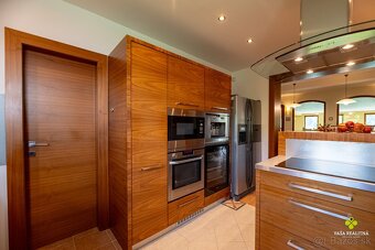 Úchvatná rodinná vila s vnútorným bazénom - 11