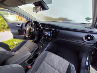 Predám toyoru Auris hybrid Touring sport - 11