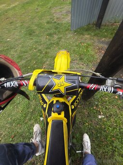 Suzuki rm 125 2T v zábehu - 11