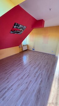 Nadštandardný 6-izbový rodinný dom s veľkou záhradou - 11