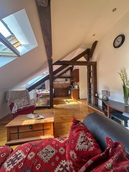 Štýlový podkrovný byt v historickom centre s terasou - 11