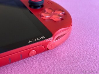 PS Vita 2000 metallic red - červená - 11