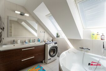 Štýlový rodinný dom s  nádhernou záhradou len pár minút od L - 11