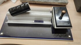 Staré veci z pôdy-staré figúrky, kordy, kalamar, šachovnice - 11