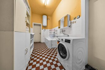 REMAX ponúka na predaj rodinný dom s dvomi bytovými jednotka - 11