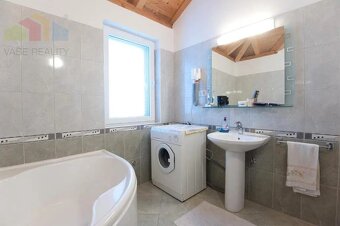 Chorvátsko -6 izbový apartmánový dom pri Zadare, Sukošan - 11