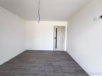 Štýlová novostavba s veľkým pozemkom na predaj – Kováčová - 11