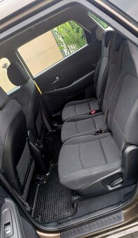 Kia Carens 1.6 GDi - 11