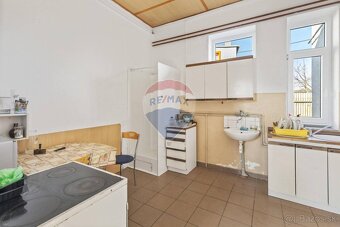 PREDAJ : Polyfunkčná budova 597 m2, pozemok 854 m2, Trnavská - 11
