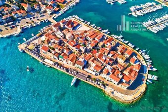 Exkluzívna kamenná vila s vírivkou a 360° panoramatickým výh - 11