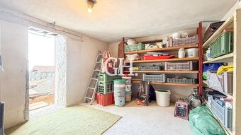 Váš kúsok prírody: Stavebný pozemok (393 m²) s chatkou v Baš - 11